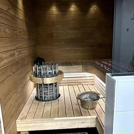Large Detached House, Wifi, Sauna, 4 Br Сasa de vacaciones