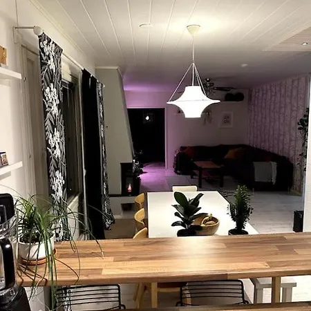 Large Detached House, Wifi, Sauna, 4 Br Сasa de vacaciones *